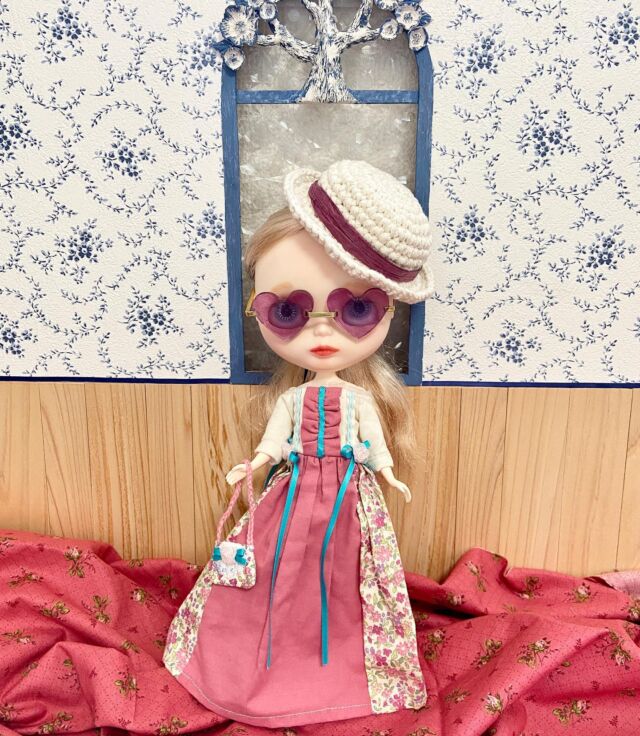 🩷ハートのサングラス🩷作りました💕

レジンと針谷でハートのサングラスを作りました🩷ちょっと難しかったけれど、お人形さんにかけてみたらなかなか良い感じ👍
クラシカルなドレスと合わせても良いかも？🧐

今回は、フラットワイヤーとワタクシがアンバサダーをさせて頂いている清原株式会社レジンラボ様(@resinlab_kiyohara )の商品のレジン液とレジン着色剤のiro-dropいろどろっぷ　シティポップカラーとニュアンスカラーを使い作品を作りました😆

iro-dropいろどろっぷは、どの色も可愛くて、しかも混ざりやすく使いやすいし、綺麗に発色してくれるので作品作りがとても楽しいです❤️
また、今回シリコンマットを使って作品作りをしたのですが、シリコンマットはカットして使え混色用のパレット代わりにしたり、ワイヤーを使った作品作りにも重宝しました😆片付けも簡単なので、大助かり✨今後も使っていきます☺️
気になる方は、レジンラボさんの商品をぜひお試しください❤️

、、、ワタクシごとなんですが、ワタクシがサングラスやメガネをかけるとバッタみたくなるのは何故なのでしょうか？面長だからでしょうか？それとも耳の位置の問題なのでしょうか？ミステリー🧐
では、またぁー💕

#resinlab #resinlab公式アンバサダー#レジンラボ #pr 

#レジン #resin  #handmade #ハンドメイド #japan 　#レジン作品 #doll #dollstagram #ドール  #blythe #blythedoll #blythecustom  #ブライスカスタム #カスタムブライス 
 #オデットレイクオブティアーズ #背景ボード #ブライス #ブライス好きな人と繋がりたい