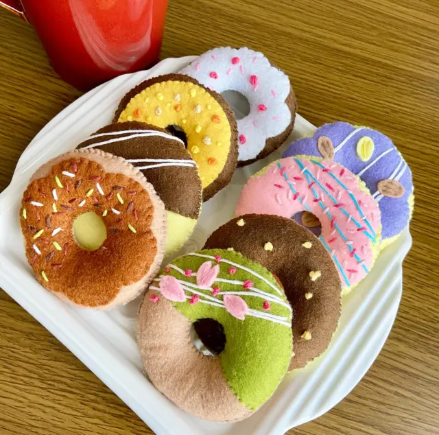 🍩美味しいドーナツはいかが？🍩
姪っ子にフェルトでドーナツ作ったり、小学校入学準備セットを作るなどしておりました🌻

お久しぶりの投稿です😂

一年ぶりくらいでしょうか🧐
この一年特に何かあったわけではなく、いつも通りのんびり楽しく暮らし、作品作りやブログを続けておりました😆
えーと、ということはですね、簡単に言えばインスタをサボっていたのでございます😤

怠惰なワタクシですが、どうぞよろしくお願い致します🌟

 #ハンドメイド　#handmade #felt #feltcraft #手縫い #ドーナツ #工作 #フェルト #フェルトままごと #入学準備