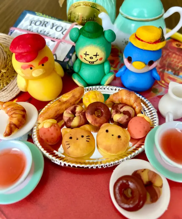 🧡粘土に色付けしました🩷

先日作った樹脂粘土の人形とパンとかにアクリル絵の具で色付けをいたしました😆
緑の子と黄色の子は夫が塗りました😂初めてやったのに上手じゃないか夫よ👍
名前は左から、まゆげ探偵、マッドドックベア、スパロウ博士にしました😂

最近若干暑さが和らいだような？朝とかまだましになったような？早く秋を感じたいです🍂高尾山行きたい⛰️

皆様、まだまだ暑い日もあります、お身体に気をつけてお過ごしください♪

#handmade  #ミニチュア  #miniature #miniatures #手芸 #パン #工作  #粘土